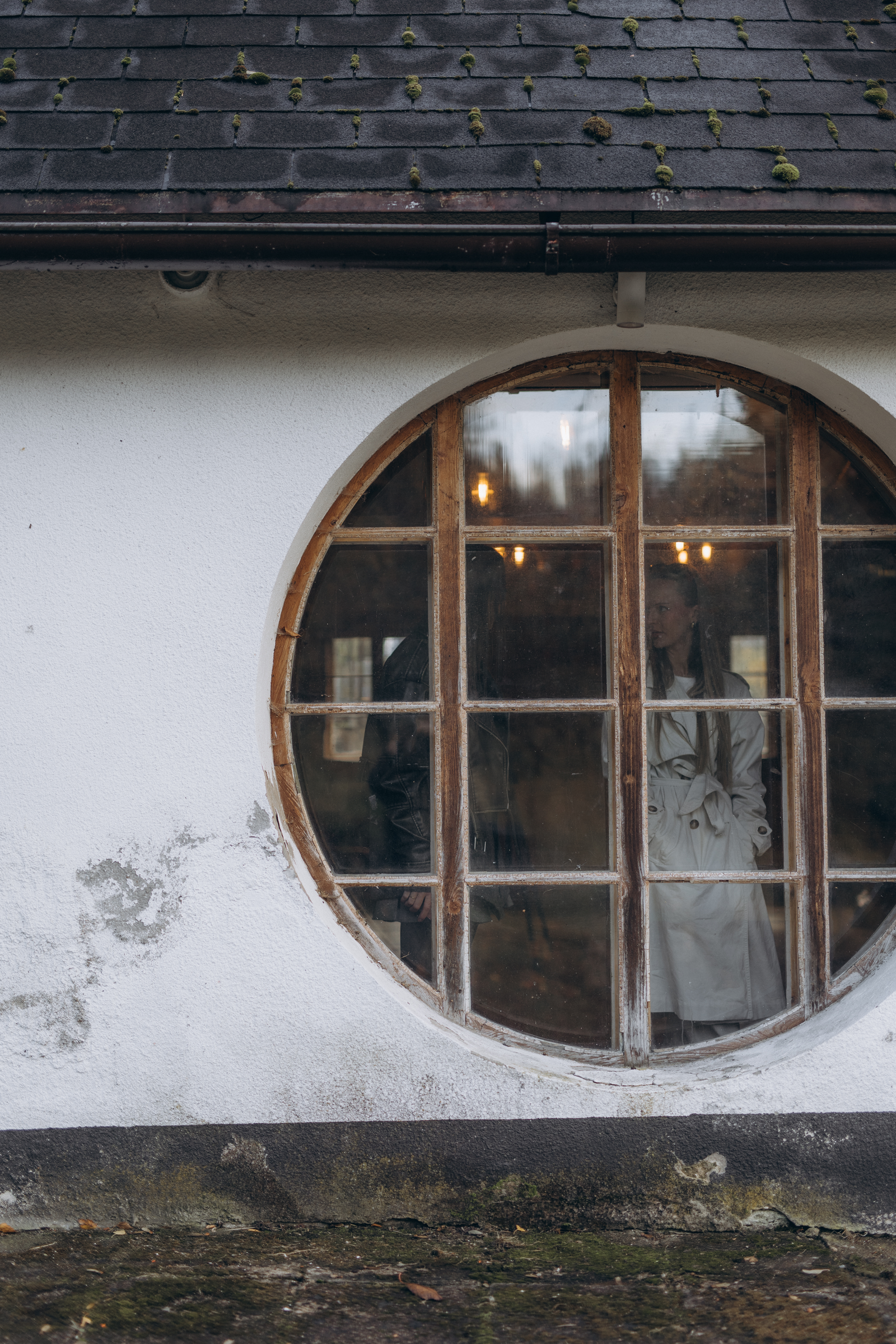 Medytująca kobieta w&nbsp;kreskówkowym stylu